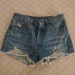 Levis Cut-Off Button-Front Shorts in W32 (Size 12)